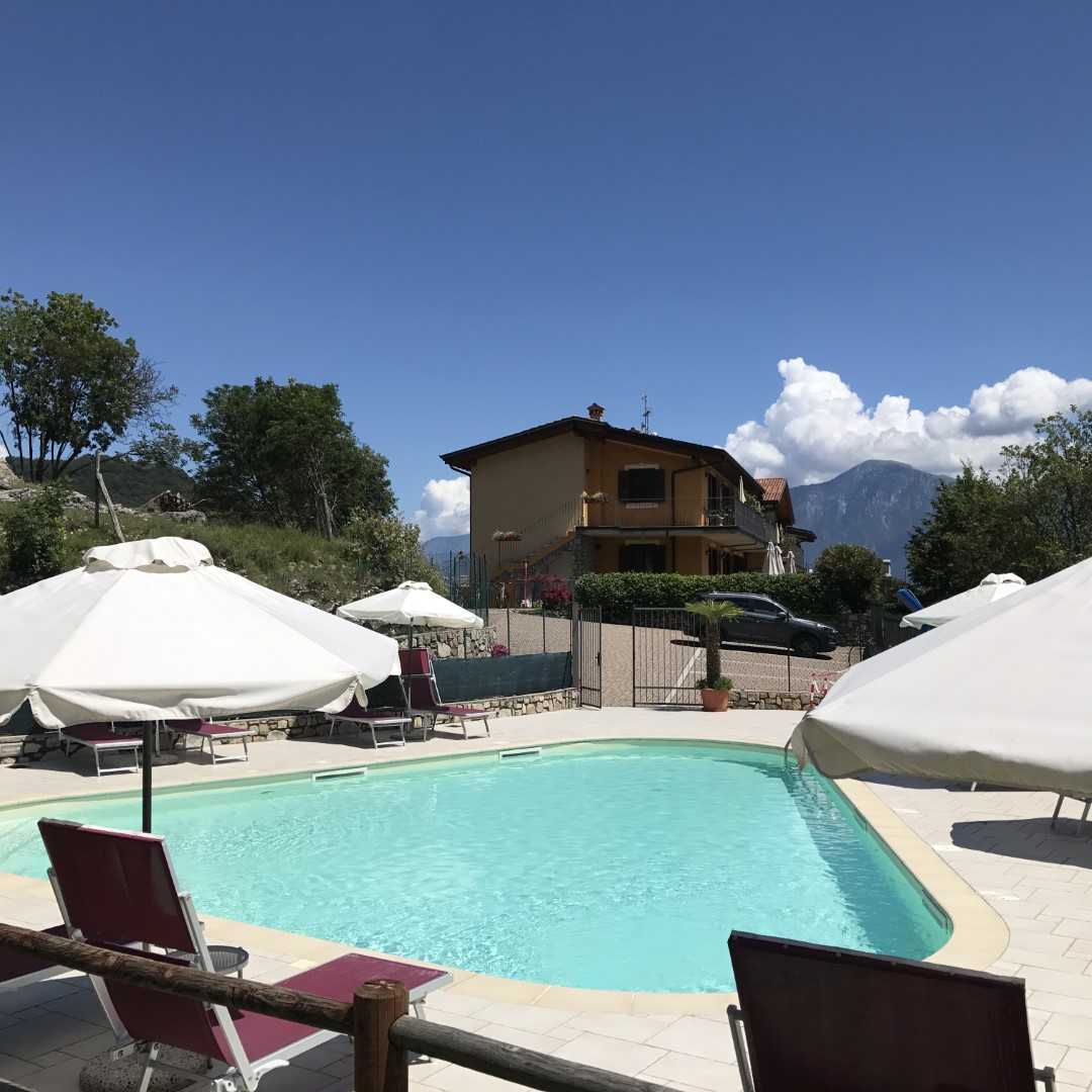 Piscina con cielo azzurro