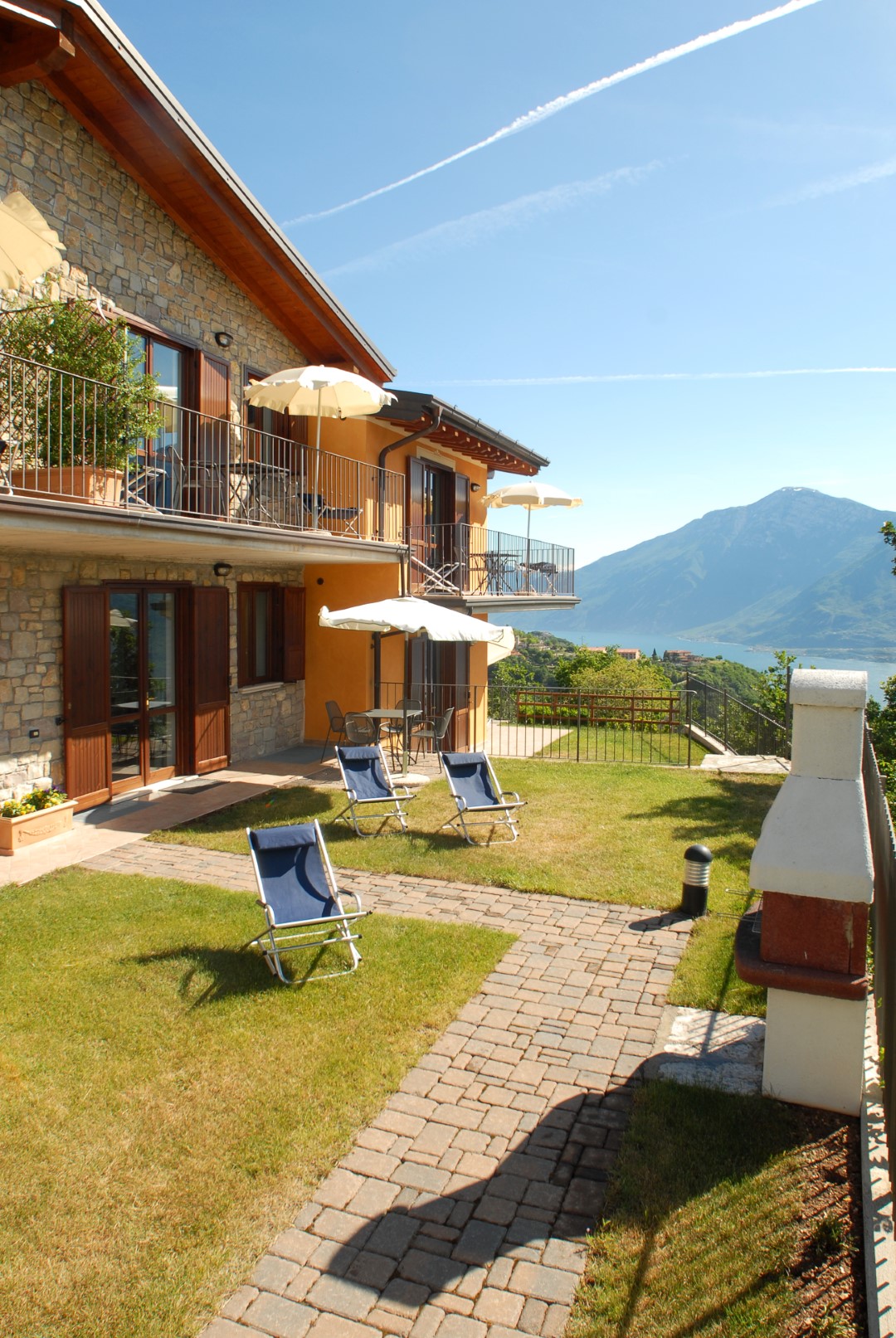 Esterno residence con prato e montagne