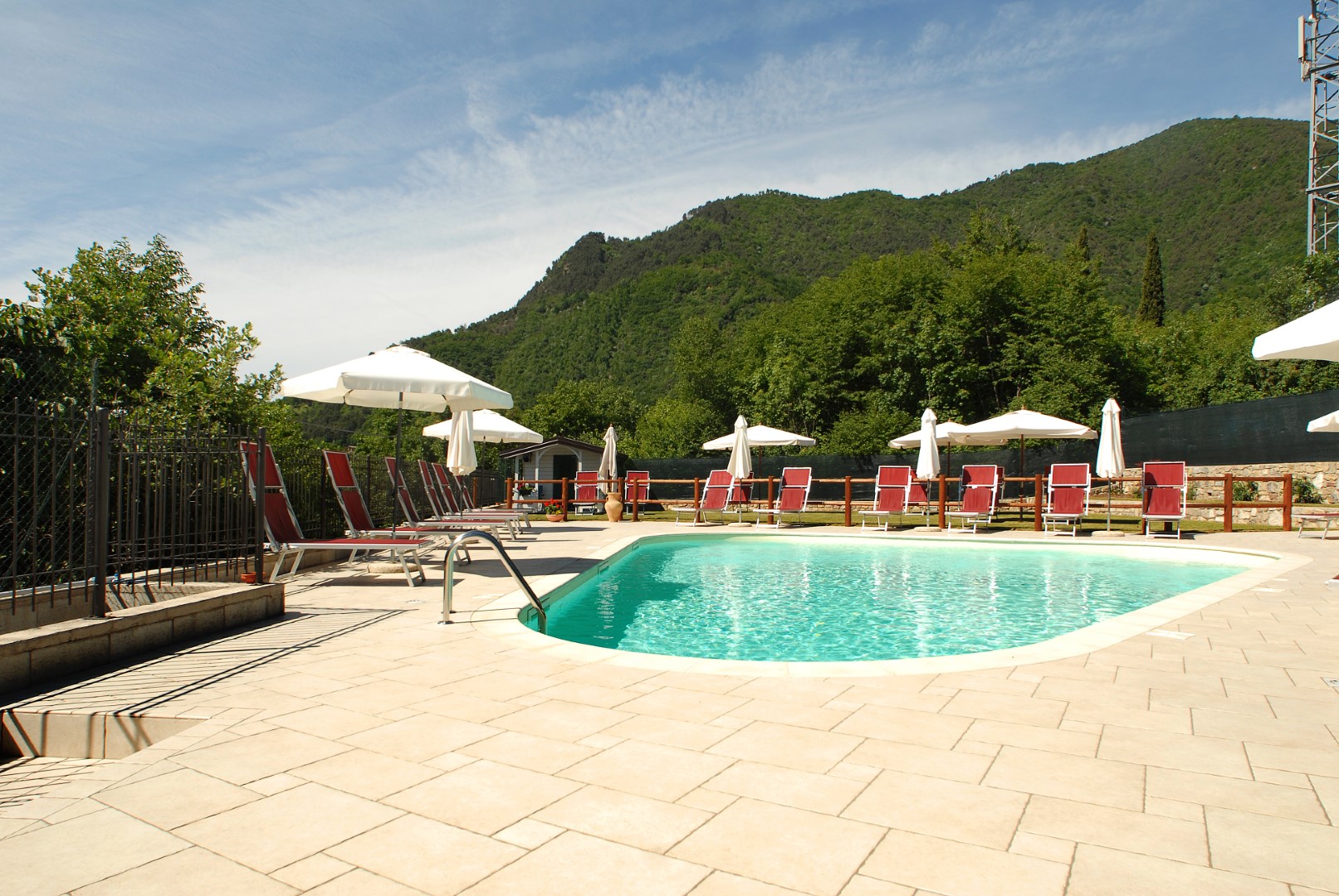 Piscina Residence Garden con sdraio e montagne