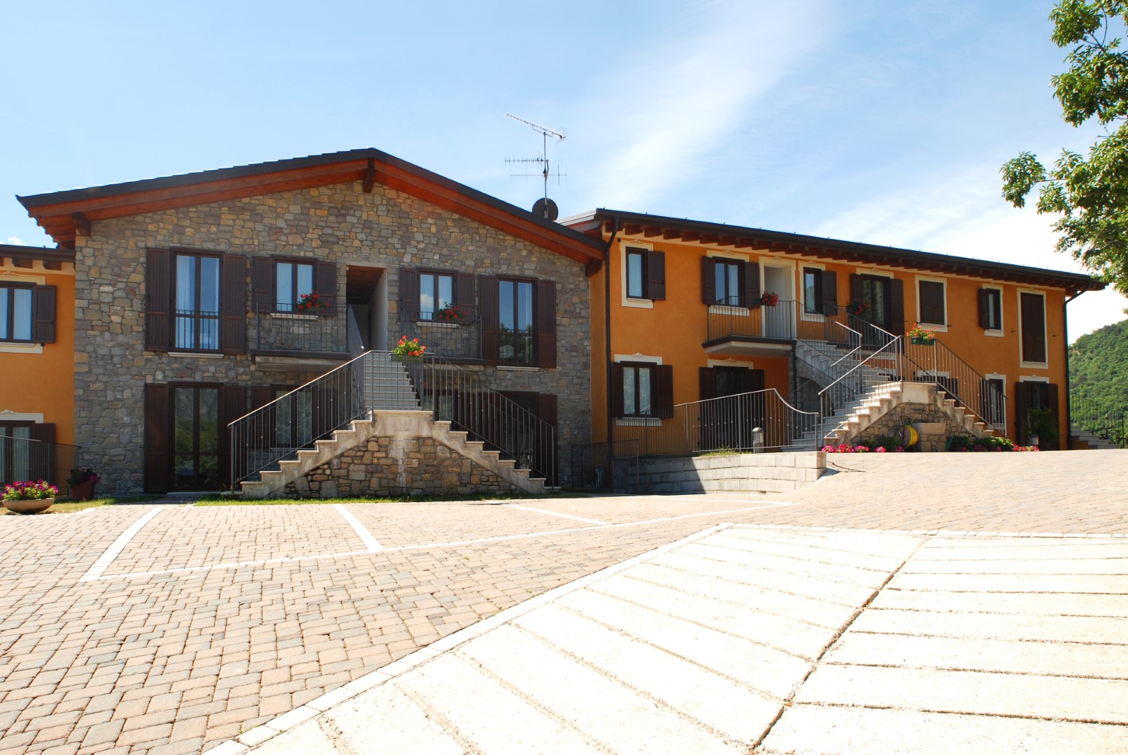 Vista panoramica lago e montagne