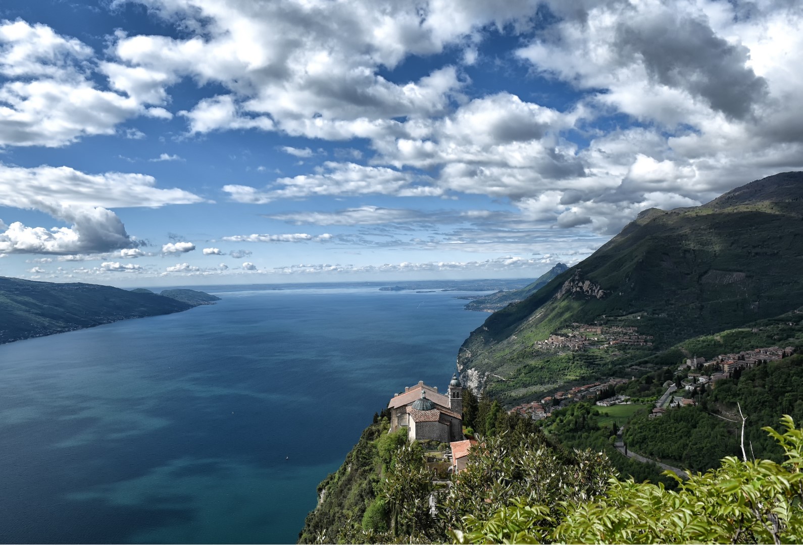 Vista panoramica di Tignale sul Lago di Garda